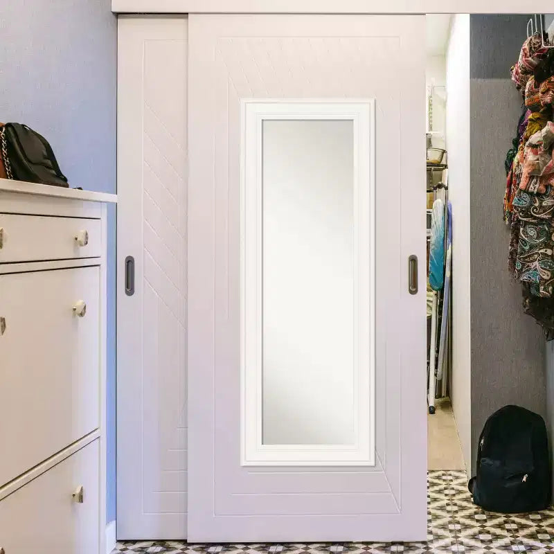 Espejo de puerta de cuerpo entero de 20 x 54 pulgadas, sin bisel, color blanco, para colgar en la puerta, marca Amanti Art: Marco de poliestireno, incluye accesorios de montaje