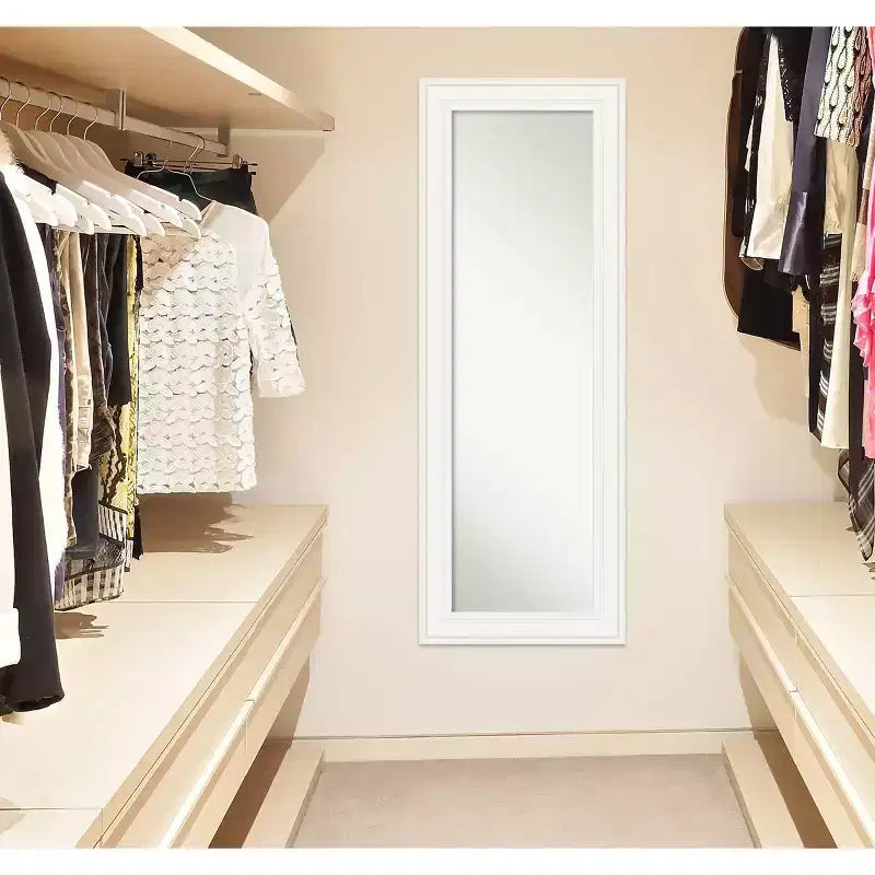 Espejo de puerta de cuerpo entero de 20 x 54 pulgadas, sin bisel, color blanco, para colgar en la puerta, marca Amanti Art: Marco de poliestireno, incluye accesorios de montaje