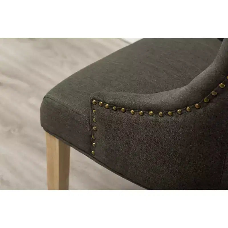 Sillas de anfitriona Roundhill Furniture con respaldo de ala, tapicería capitoné y botones, madera maciza, con clavos decorativos, color carbón, juego de 2
