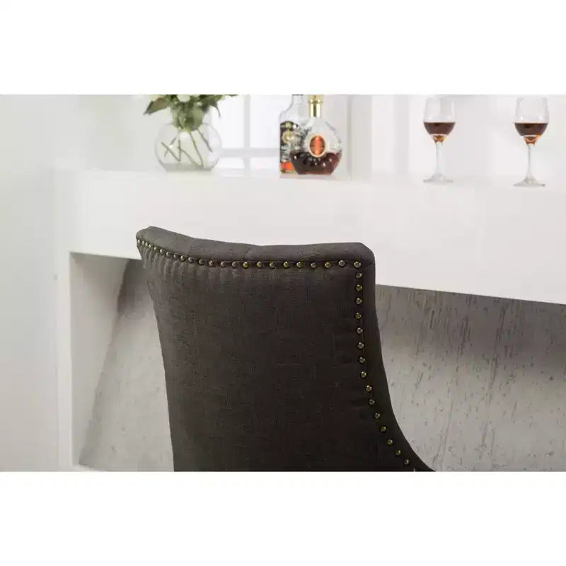 Sillas de anfitriona Roundhill Furniture con respaldo de ala, tapicería capitoné y botones, madera maciza, con clavos decorativos, color carbón, juego de 2