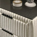 Mesa de noche tapizada en pana de canalé ancho Mavela de Roundhill Furniture
