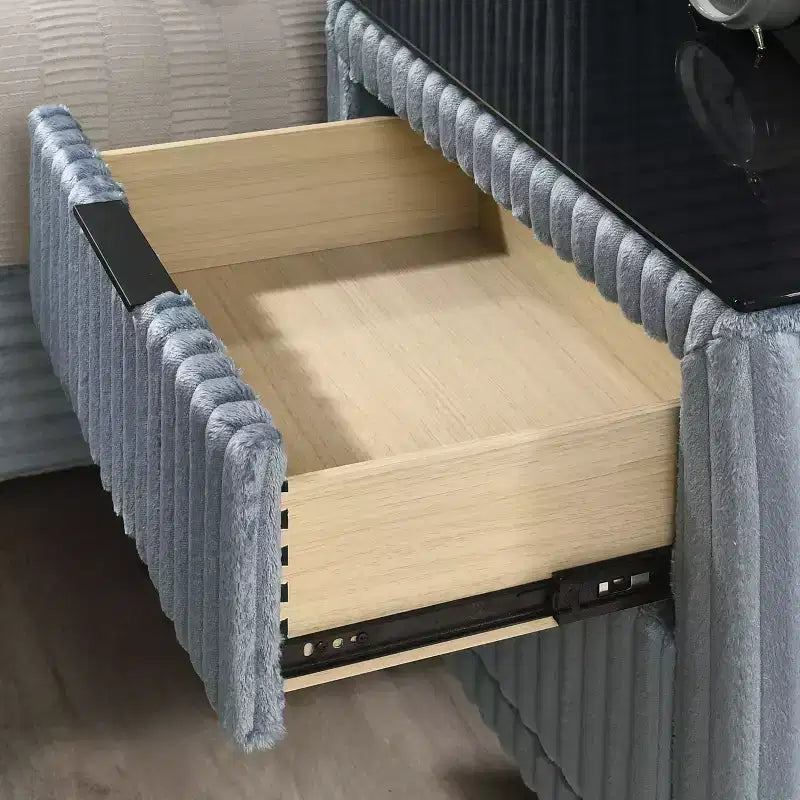 Mesa de noche tapizada en pana de canalé ancho Mavela de Roundhill Furniture