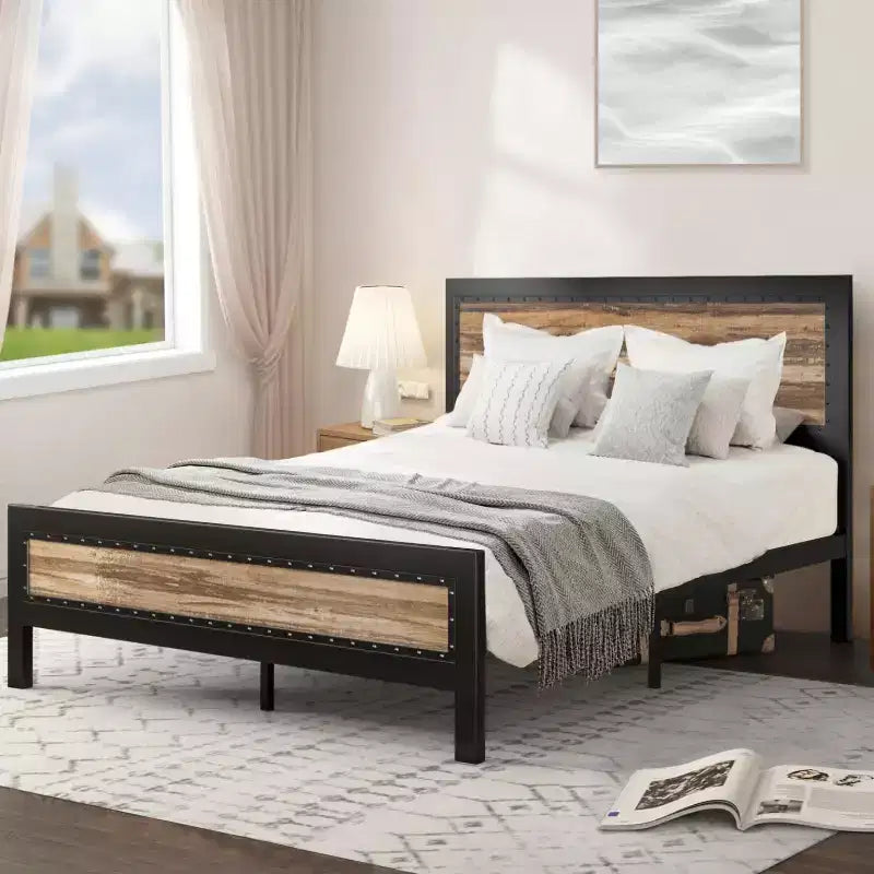 Base de Cama de Metal de Plataforma Resistente Allewie con Cabecero, Decoración Única de Tiras y Remaches
