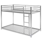 Litera baja doble sobre doble de metal Whisen con escalera y barandilla