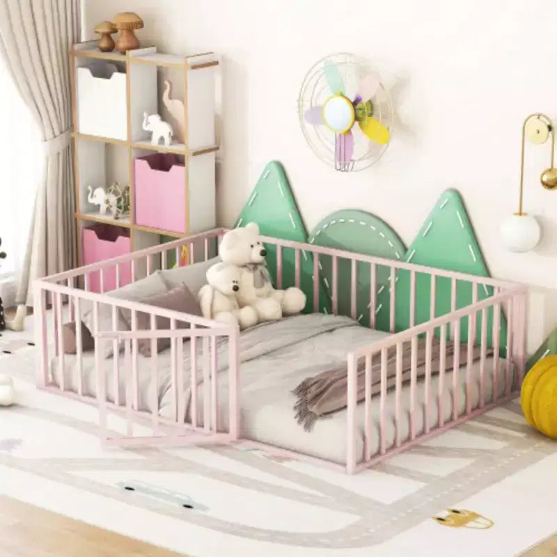 Estructura de cama de metal rosa de tamaño completo con valla y función de puerta