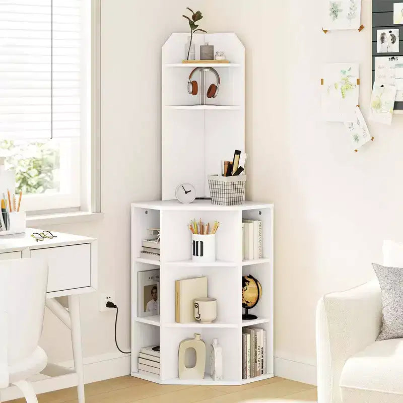 Estantería esquinera de 6 niveles Costway, estantería esquinera de 63 pulgadas de alto con 2 puertos USB y estación de carga, marrón/blanco