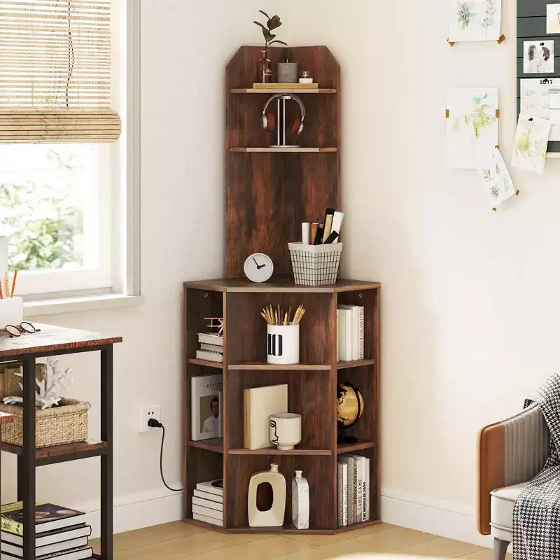 Estantería esquinera de 6 niveles Costway, estantería esquinera de 63 pulgadas de alto con 2 puertos USB y estación de carga, marrón/blanco