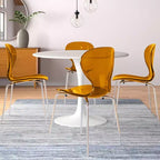 Juego de comedor LeisureMod Bristol de 5 piezas en color blanco - Mesa redonda y 4 sillas de comedor ergonómicas de plástico