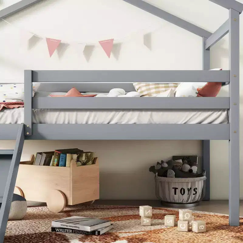 Cama alta Whisen 81.7L x 67.6W individual baja tipo casa con tobogán, escalera, barandillas de seguridad, marco de techo tipo casa