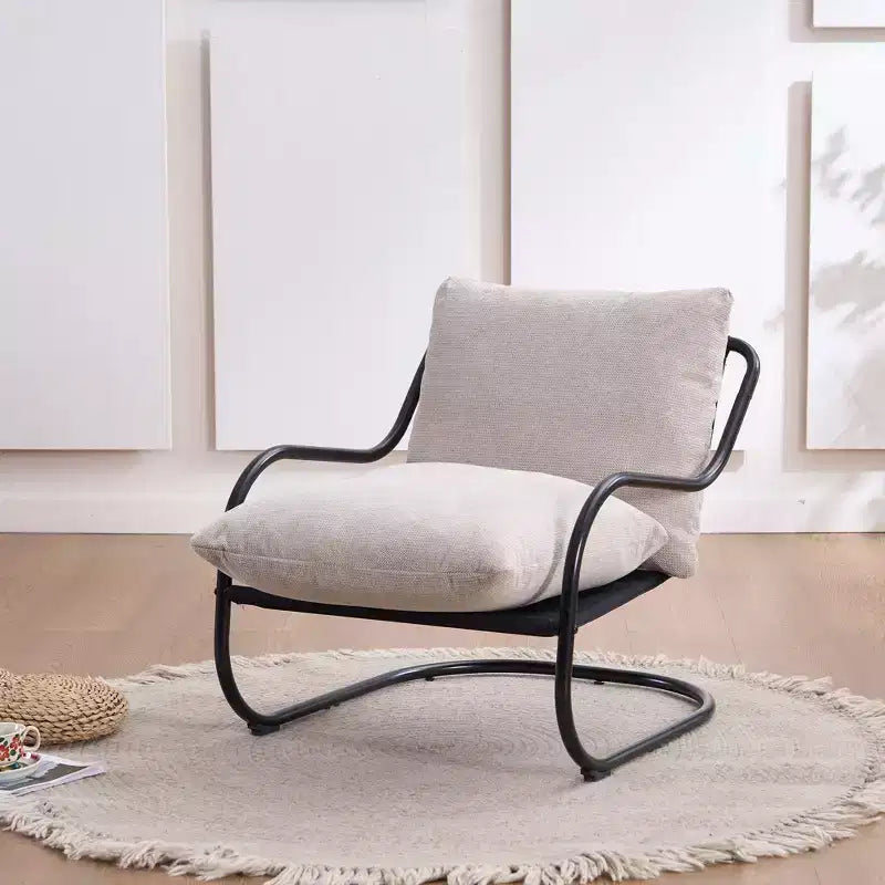 Sillón decorativo moderno y curvo FERPIT con tapicería de lino sintético, cómodo sillón con estructura de metal y cojines