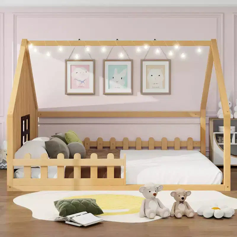 Cama de madera Whisen con forma de casa, tamaño completo, con ventana y valla