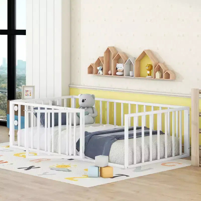 Marco de cama Okak Moderno de suelo con valla de seguridad y puerta, Marco de cama infantil de metal para niños y niñas, Fácil de montar