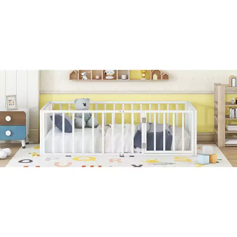 Marco de cama Okak Moderno de suelo con valla de seguridad y puerta, Marco de cama infantil de metal para niños y niñas, Fácil de montar