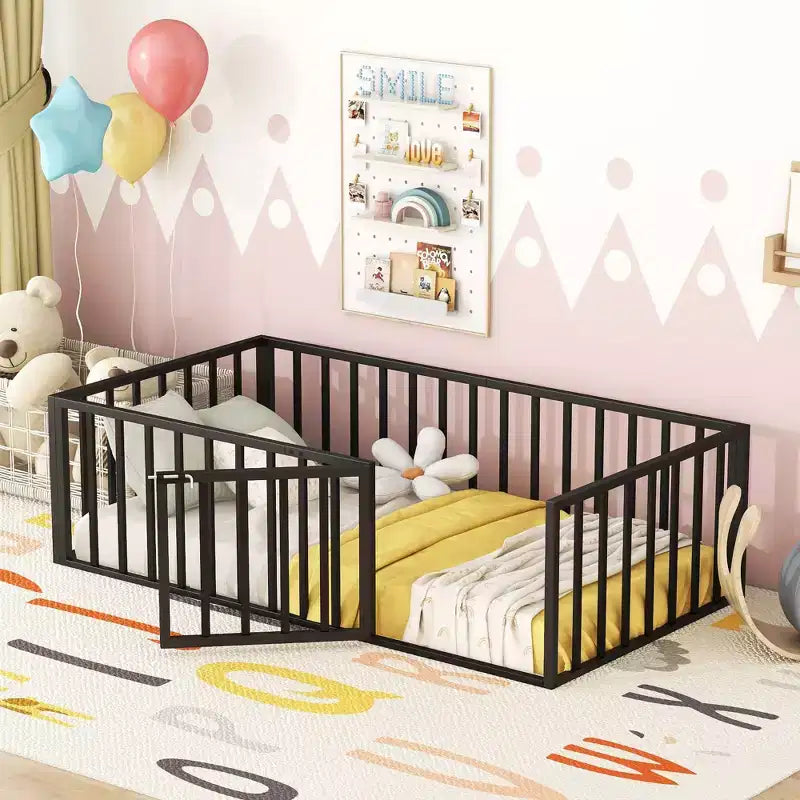 Marco de cama Okak Moderno de suelo con valla de seguridad y puerta, Marco de cama infantil de metal para niños y niñas, Fácil de montar