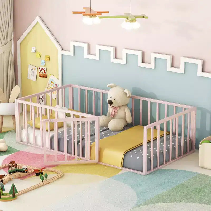 Marco de cama Okak Moderno de suelo con valla de seguridad y puerta, Marco de cama infantil de metal para niños y niñas, Fácil de montar