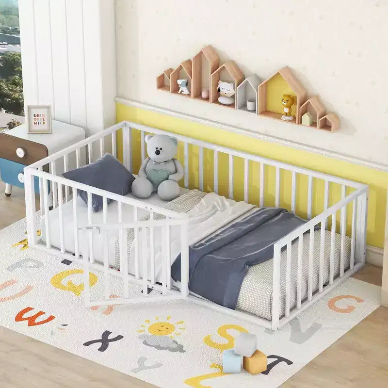Marco de cama Okak Moderno de suelo con valla de seguridad y puerta, Marco de cama infantil de metal para niños y niñas, Fácil de montar