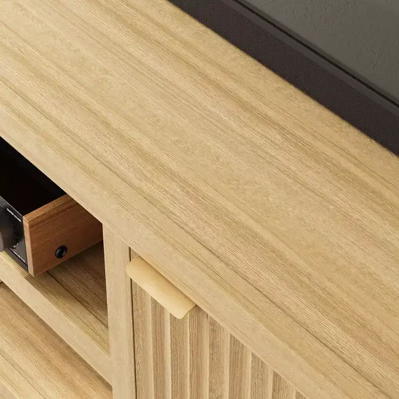 Mueble para TV Garvee 70 con almacenamiento, puerta estriada y tirador dorado, mueble de TV de madera para sala de estar, dormitorio