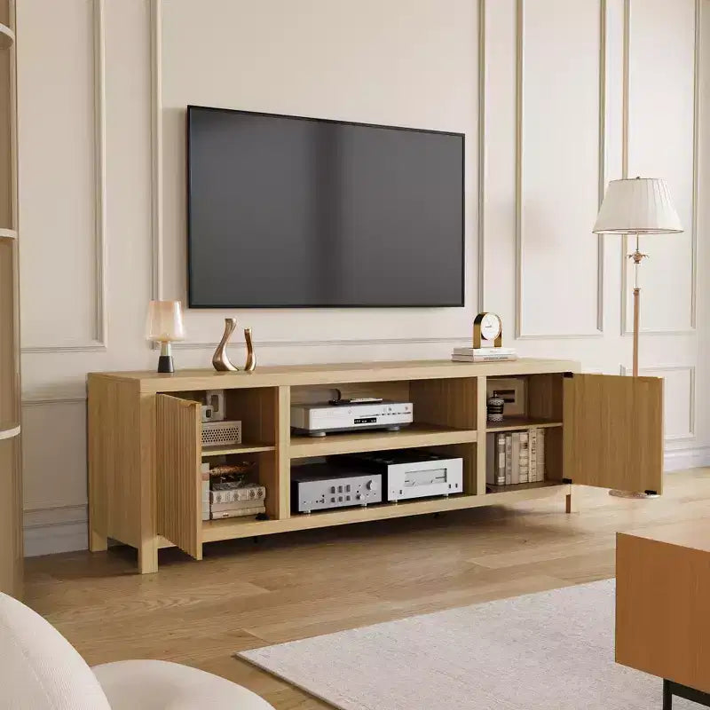 Mueble para TV Garvee 70 con almacenamiento, puerta estriada y tirador dorado, mueble de TV de madera para sala de estar, dormitorio