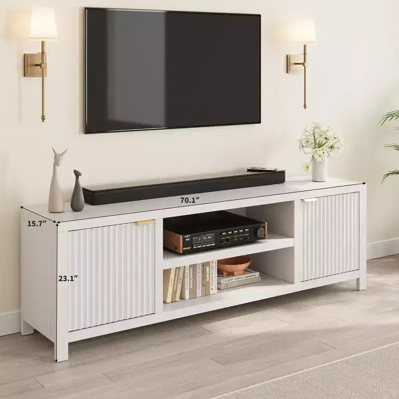 Mueble para TV Garvee 70 con almacenamiento, puerta estriada y tirador dorado, mueble de TV de madera para sala de estar, dormitorio