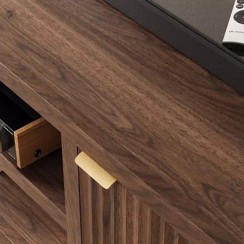 Mueble para TV Garvee 70 con almacenamiento, puerta estriada y tirador dorado, mueble de TV de madera para sala de estar, dormitorio
