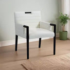 Meridian Furniture, Silla de comedor con brazos Aimee de piel vegana