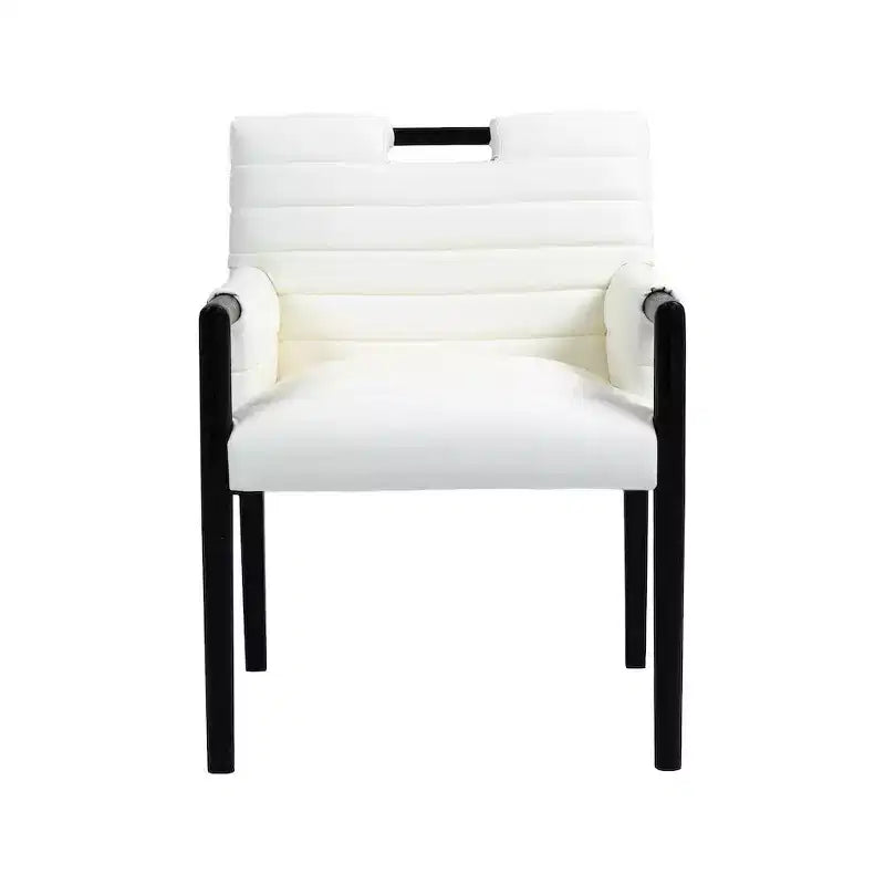 Meridian Furniture, Silla de comedor con brazos Aimee de piel vegana