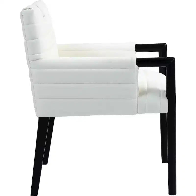 Meridian Furniture, Silla de comedor con brazos Aimee de piel vegana