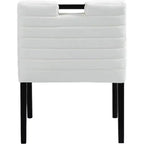 Meridian Furniture, Silla de comedor con brazos Aimee de piel vegana