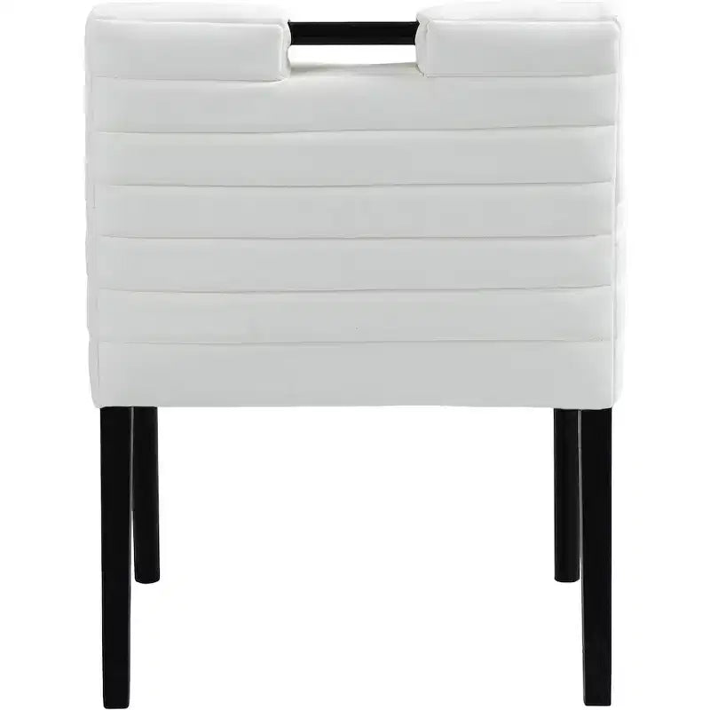 Meridian Furniture, Silla de comedor con brazos Aimee de piel vegana
