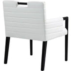 Meridian Furniture, Silla de comedor con brazos Aimee de piel vegana