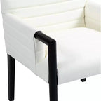 Meridian Furniture, Silla de comedor con brazos Aimee de piel vegana