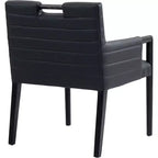 Meridian Furniture, Silla de comedor con brazos Aimee de piel vegana