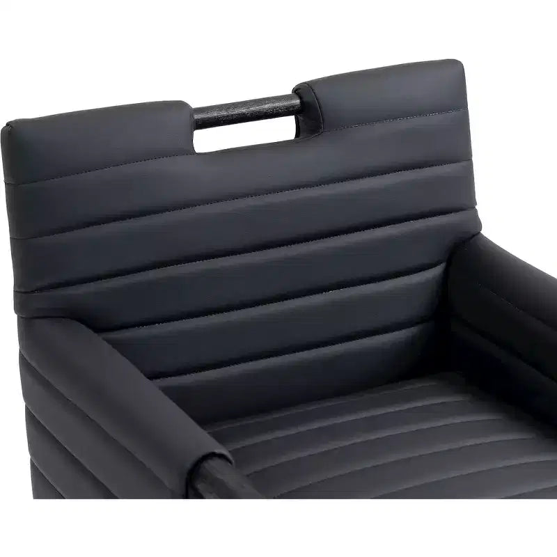 Meridian Furniture, Silla de comedor con brazos Aimee de piel vegana