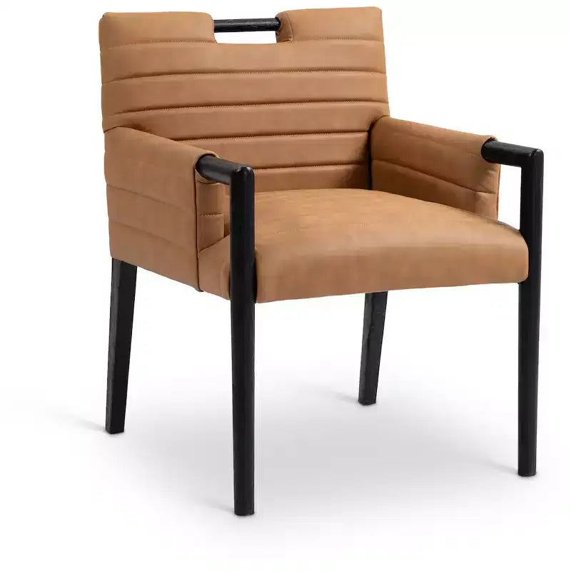 Meridian Furniture, Silla de comedor con brazos Aimee de piel vegana