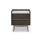 Signature Design by Ashley Arkenton Mesita de noche de 2 cajones con tapa de mármol blanco - Mesa auxiliar moderna para dormitorio, acabado en madera marrón grisáceo