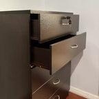 Cómoda moderna Okak Sleek de 5 cajones con rieles metálicos silenciosos y cerradura superior de metal para ropa