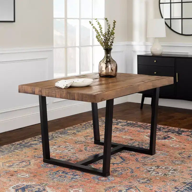 Mesa de Comedor Rectangular Okak de 72/52 Pulgadas con Tapa de Madera Maciza con Acabado Envejecido y Estructura Abierta de Metal para Comedor