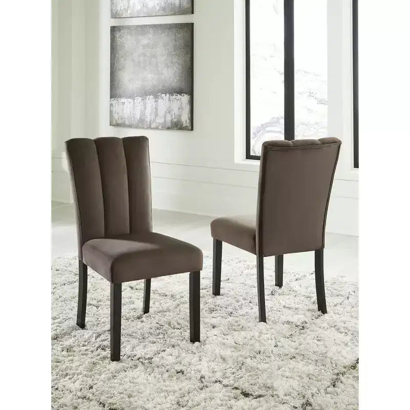 Sillas de comedor Zendalia de Signature Design by Ashley | Sillas auxiliares elegantes de terciopelo con costuras de canalé | Juego de 2, marrón moca