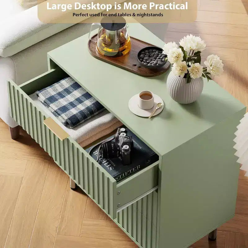 Cómoda de 3 cajones Coolmee para dormitorio, mesita de noche moderna estriada con cajones profundos, cómoda con parte superior ancha, organizador de cómoda de madera, mesa auxiliar