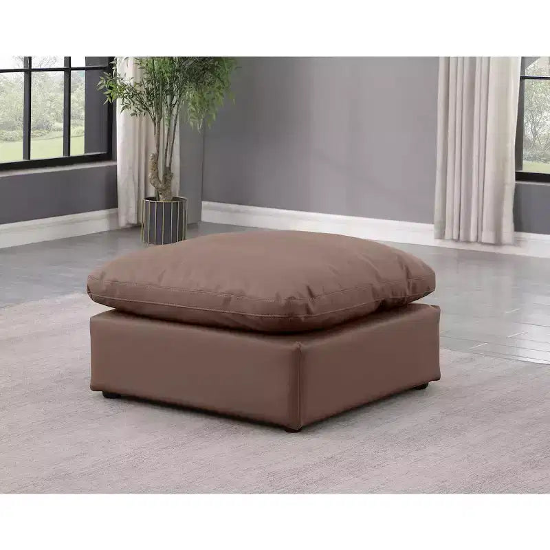 Meridian Furniture, Otomana de cuero vegano Indulge