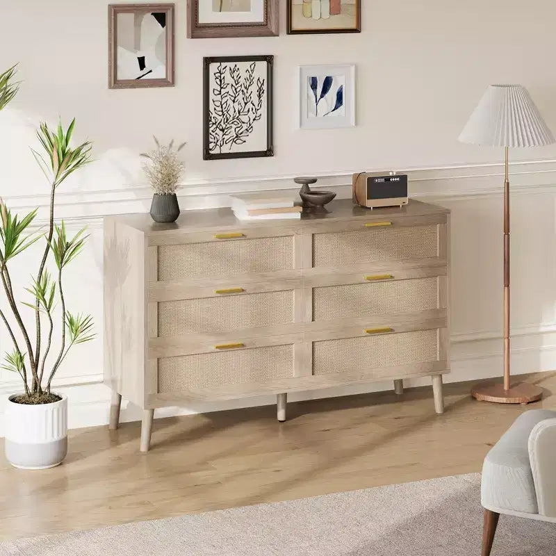 Cómoda de 6 cajones Farmhouse Natural Ratta con tiradores de metal dorado y 5 patas fuertes para salón