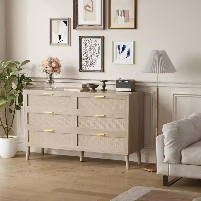 Cómoda de 6 cajones Farmhouse Natural Ratta con tiradores de metal dorado y 5 patas fuertes para salón
