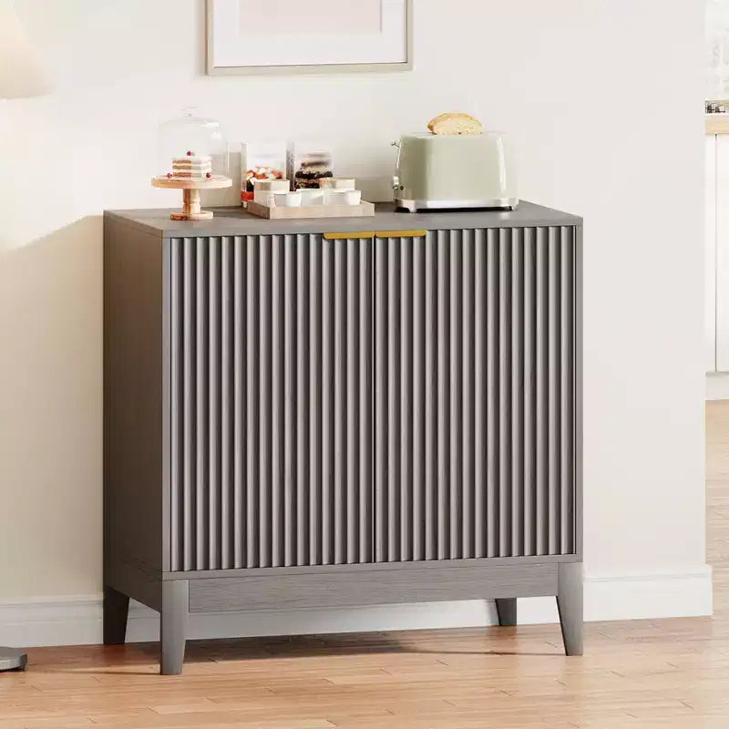 CuisinSmart Gabinete de almacenamiento estriado de 31.5 pulgadas con tiradores dorados, estante ajustable, aparador con acabado en roble, aparador moderno para comedor y cocina