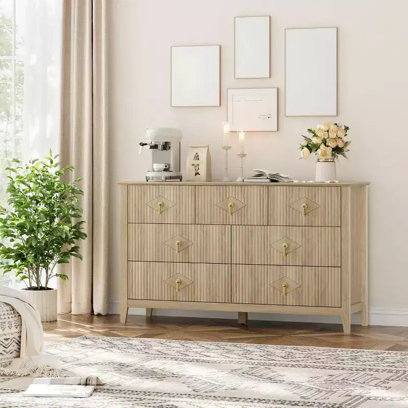 Cómoda de 7 cajones para dormitorio, cómoda de madera de 137 cm de ancho con tiradores de metal, organizador de ropa estriado, mueble de TV para pasillo
