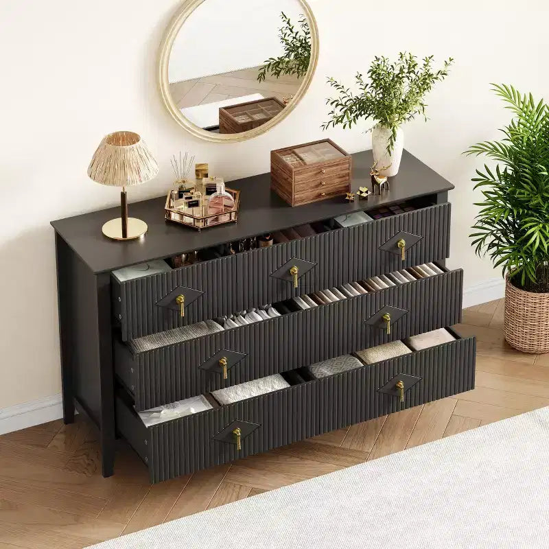 Cómoda de 7 cajones para dormitorio, cómoda de madera de 137 cm de ancho con tiradores de metal, organizador de ropa estriado, mueble de TV para pasillo