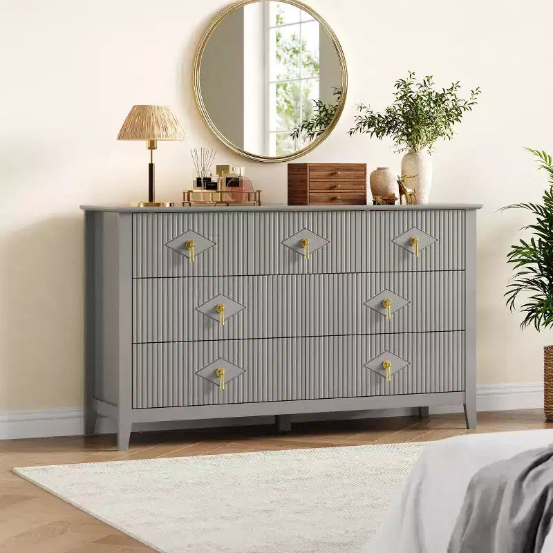 Cómoda de 7 cajones para dormitorio, cómoda de madera de 137 cm de ancho con tiradores de metal, organizador de ropa estriado, mueble de TV para pasillo