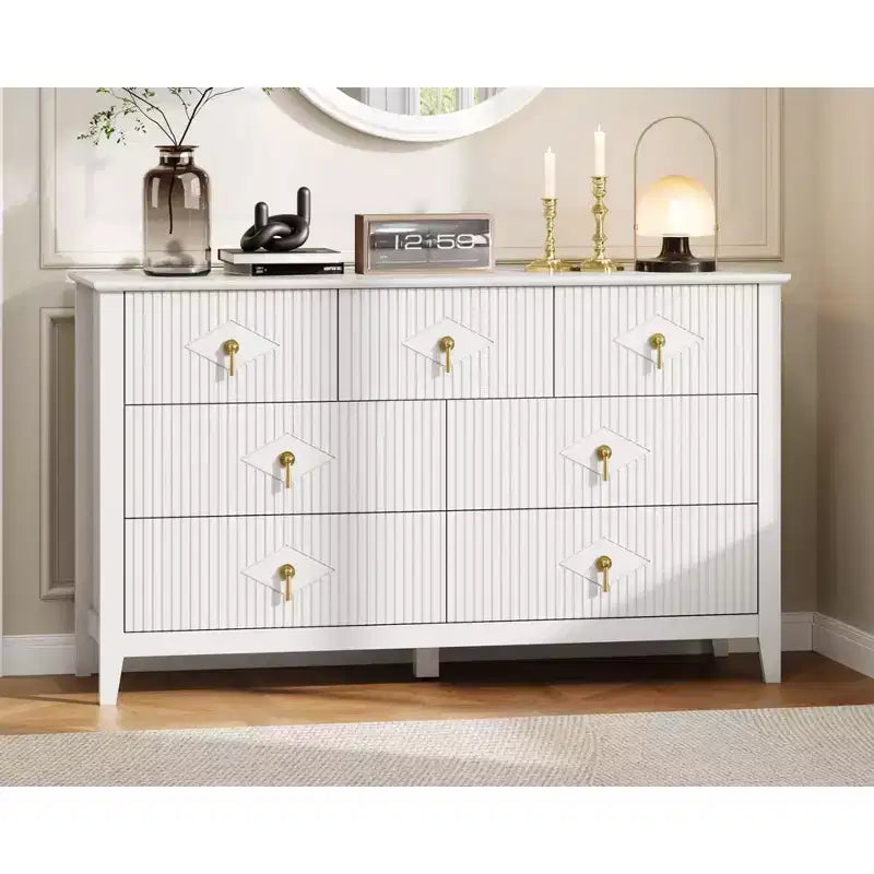 Cómoda de 7 cajones para dormitorio, cómoda de madera de 137 cm de ancho con tiradores de metal, organizador de ropa estriado, mueble de TV para pasillo