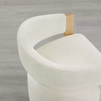 Silla de comedor tapizada Spruce&Spring con reposabrazos de madera y ruedas ocultas