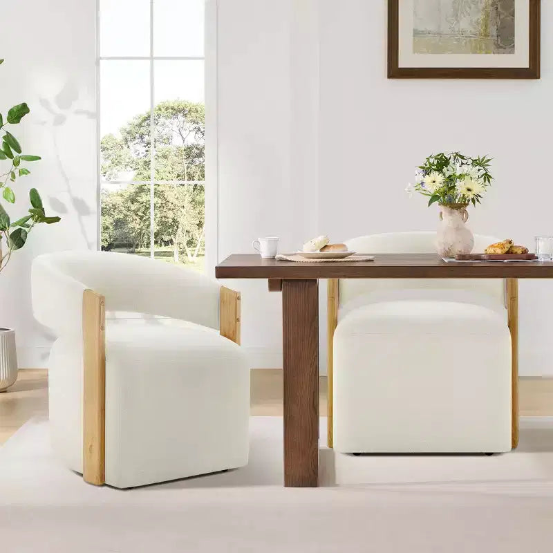 Silla de comedor tapizada Spruce&Spring con reposabrazos de madera y ruedas ocultas