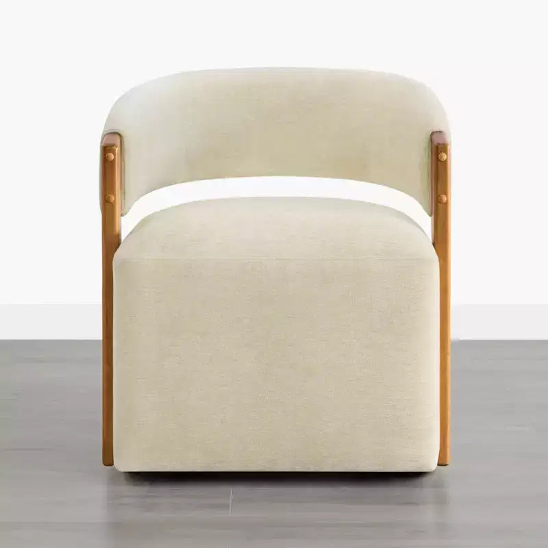 Silla de comedor tapizada Spruce&Spring con reposabrazos de madera y ruedas ocultas